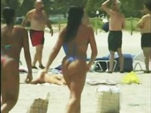 Mujer desnuda caliente divirtiéndose en un vídeo de playa caliente