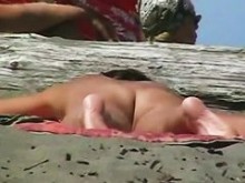 A pilla a un marido azotando a su esposa desnuda en la playa