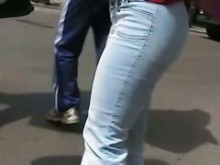 Culo sexy sincero en jeans ajustados en la calle