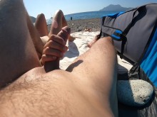 Chica nos mira masturbarnos desnudos en la playa pública @juicy_july sexo público