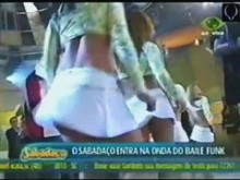 Esto parece un dulce carnaval para chicas culonas.