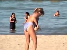 Nena en bikini sincera en secreto en la playa 01r