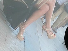 MILF con clase en tacones altos