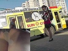 Upskirt en público con mujer sexy en pantimedias