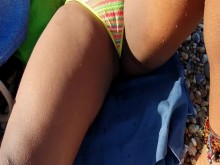 LATINA Caliente Atrapada Ajustando Tanga de Bikini en una PLAYA PÚBLICA - Deslizamiento de Coño y Cameltoe POV Sincero