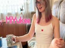 Novia perdida en un juego de mesa y pagada con su jugoso coño y su mamada babosa MiYukee