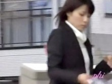 Una empresaria japonesa pierde una falda durante un asalto callejero.