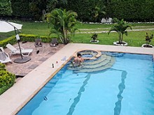 La fiesta termina con una cogida en la piscina. 2 Nadie se da cuenta de lo que hacemos