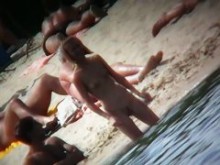 Playa nudista filma a una chica de pecho plano con arbusto peludo