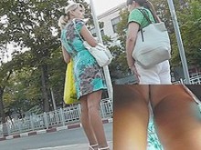 Excelente upskirt de cabello dorado en transporte