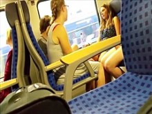 Sexy m chicas calientes piernas en un viaje en tren