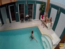 CAZA4K. Morena recogida y bien follada en la piscina privada