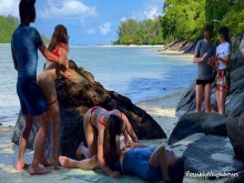 Perdidos en el Paraíso - Atrapados follando en una playa solitaria