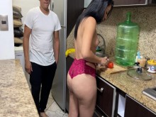 Encontré a Hermosa Milf Cocinando en Bikini Muy Sexy con su Enorme Culo