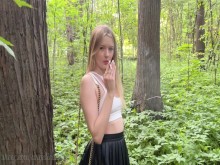 Hermosa nena fumadora en el bosque fue follada por el culo y orinada en la boca