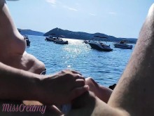 Francesa milf hace paja amateur en la playa nudista en Grecia a extraño con corrida - misscreamy