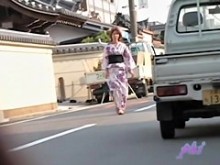 Tiburón público de una hermosa mujer japonesa en kimono