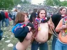Chicas locas mostrando sus tetas