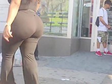 Milf de ébano con botín de burbuja gruesa en spandex