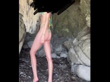 Puta española en bikini tanga posando en la playa