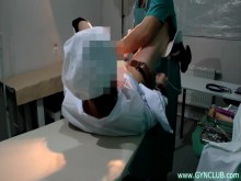 Doctor estricto y orgasmo en una silla ginecológica