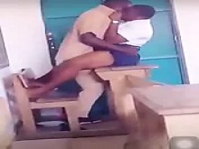 Profesora africana follando a su estudiante en clase