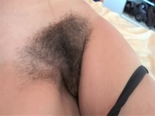 Nuestra sobrina muy excitada exhibe su coño peludo y se masturba