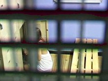 Chica oculta engrasando el cuerpo