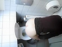 Mujer pillada orinando en un baño público