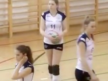 Chicas excitantes juegan un poco de voleibol