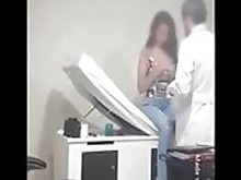 Chica de cámara oculta real probando al médico y follando