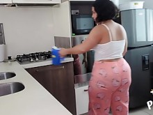 Cogiendo con mi compañero de cuarto en la cocina