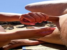 Masturbación con la mano en la playa con corrida