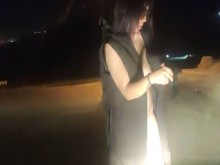 Mujer desnuda se expone en la calle.