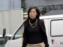 Muy buen aspecto Sexy Bimbo oriental engañado por un extraño Sharking Stranger