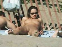 Tentador de mujeres tomando el sol en un video de playa desnuda