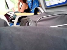 La chica rubia lee e ignora en tren