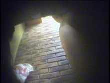 Chica ducha su cuerpo desnudo en el escondido