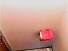 La niña se ha escondido en el baño y se ha masturbado en