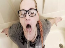 Puta lateral se mea y se corre en la cara mientras la esposa está en el trabajo