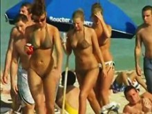 Botín desnudo caliente y tetas grandes en la playa nudista