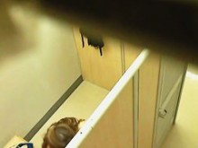 En un vestuario, el techo captura algunas tetas