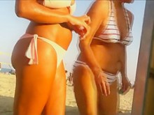 Nena de playa caliente espera a su amiga