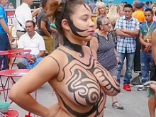 Grandes tetas niña pintura de cuerpo público