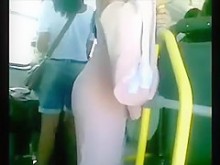 Encoxada 241: Ella come un helado mientras se frota el culo