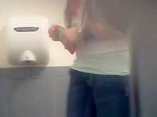 Asientos adolescentes de cabello largo en el inodoro para orinar (18+)