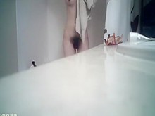 Gran coño peludo y tetas pequeñas en el baño