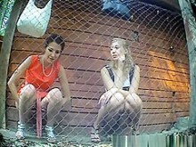 atrapa a dos chicas calientes meando
