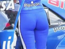 Super Models muestran sus traseros con curvas en un espectáculo de autos