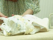 Asiático desnudo esconde su desnudez bajo lencería en la cámara